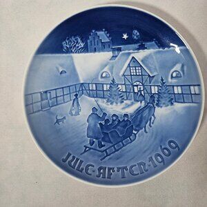 Bing and Grondahl Porcelain 1969 Christmas Plate Arrival of Christmas Guests